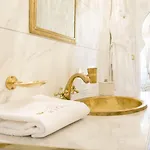 Les Portes De L'orient